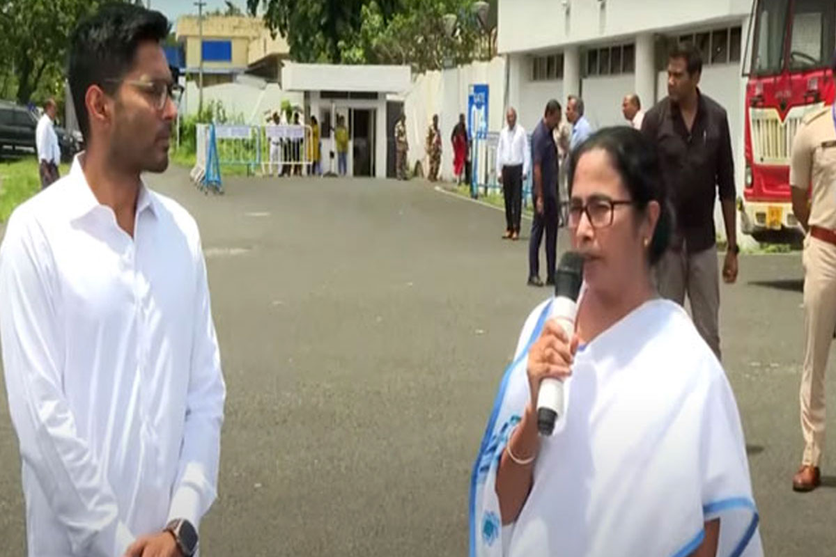 ‘বাংলা ভাগ মানে দেশ ভাগ’, অভিষেককে সঙ্গে নিয়ে দিল্লি যাওয়ার পথে সরব মমতা