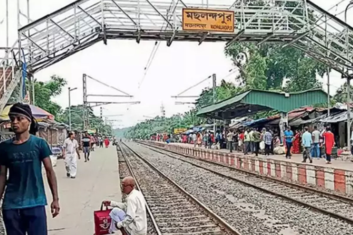 অকেজো মছলন্দপুর স্টেশনের ফুট ওভারব্রিজ, রেললাইন টপকে চলছে যাতায়াত