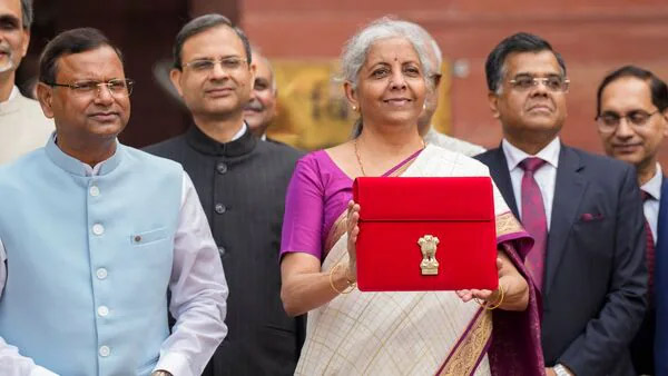 সোনা-রুপো থেকে মোবাইল ফোন থেকে জীবনদায়ী ওষুধ, দাম কমছে একাধিক জিনিসের 