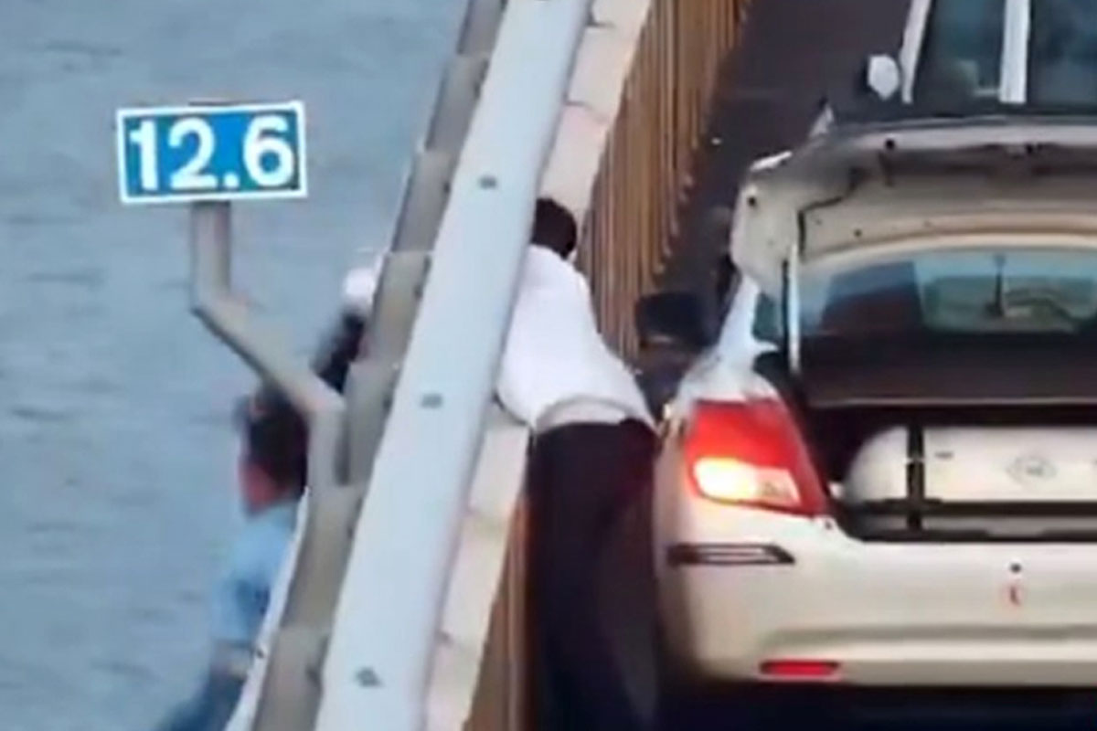 মুম্বইয়ে অটল সেতু থেকে ঝাঁপ দিতে যাওয়া মহিলাকে প্রাণে বাঁচালেন এক ক্যাব চালক