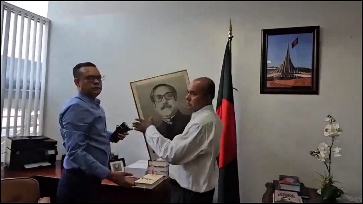 নিউ ইয়র্কে অবস্থিত বাংলাদেশের কনসুলেটে ঢুকে বঙ্গবন্ধুর ছবি ছিঁড়ে তছনছ করল বিক্ষোভকারীরা
