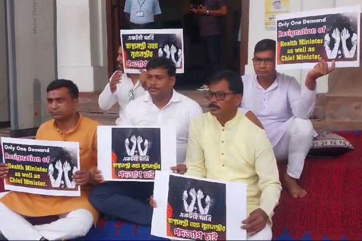 মুখ্যমন্ত্রীর পদত্যাগের দাবিতে বিধানসভায় ধর্নায় বিজেপি