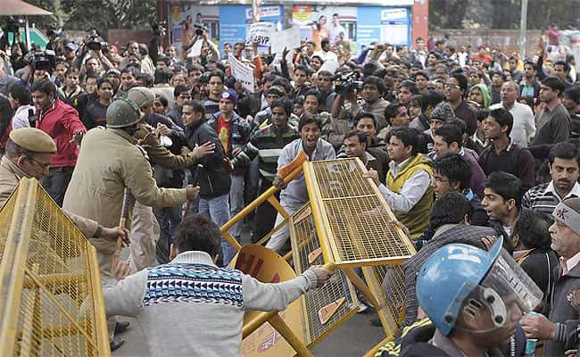 মমতার পদত্যাগের  দাবিতে বঙ্গভবন অভিযান এবিভিপির, খণ্ডযুদ্ধ পুলিশের সঙ্গে 