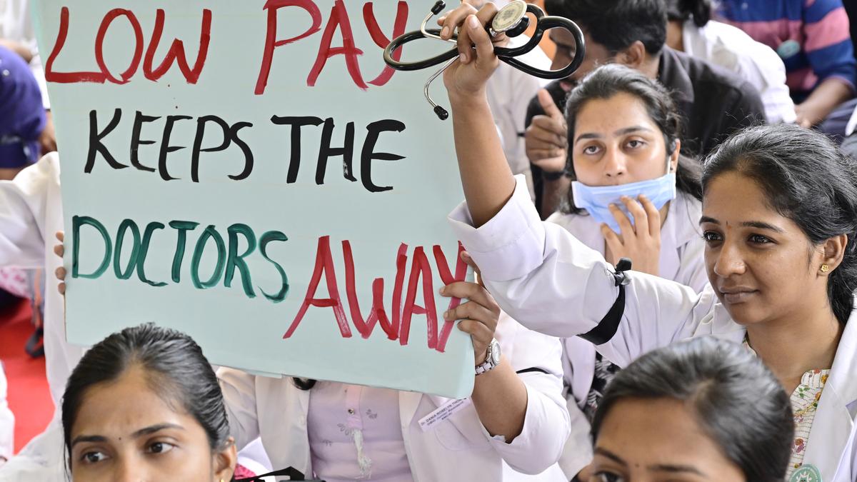 চিকিৎসকদের বিক্ষোভ-কর্মসূচি অব্যাহত, বিপর্যস্ত স্বাস্থ্য পরিষেবা