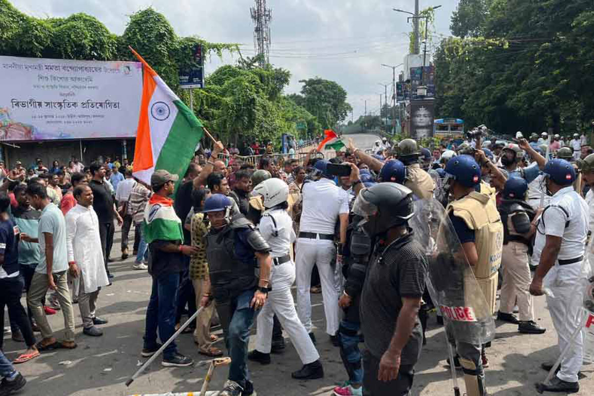 ১৪ দিনের পুলিশি হেফাজতে ছাত্র সমাজের দুই আহবায়ক সায়ন – শুভঙ্কর