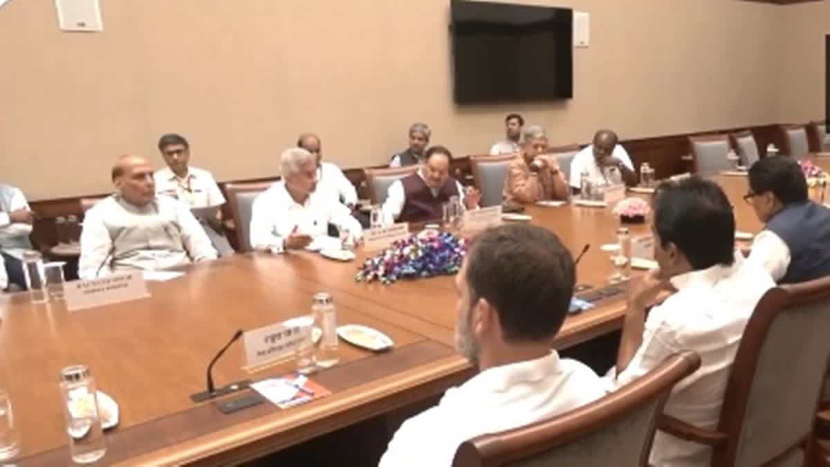 বাংলাদেশের ঘটনায় পাকিস্তানের কোনও যোগসূত্র রয়েছে ? সর্বদলীয় ‍বৈঠকে জয়শংকরকে প্রশ্ন রাহুলের