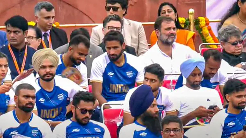 রাহুলকে পেছনে বসিয়ে কংগ্রেসের তোপে মোদি