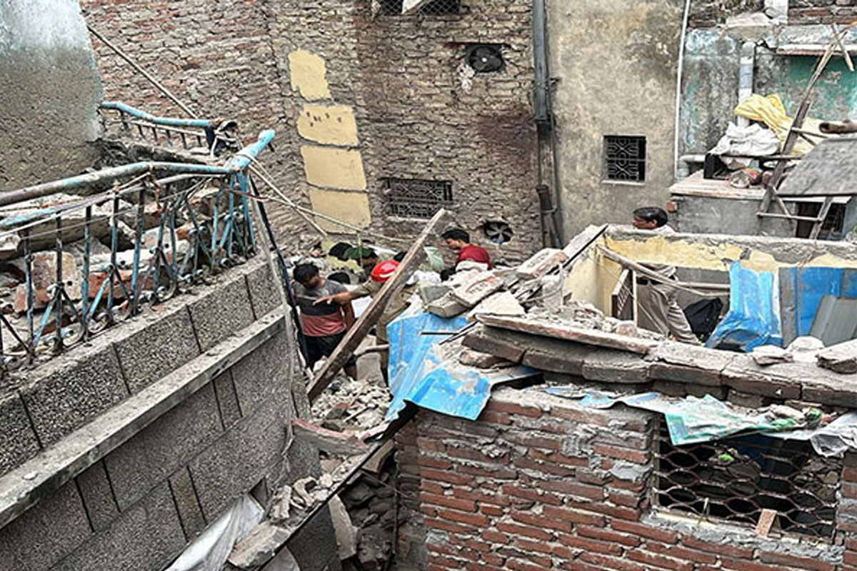 করোলবাগে ভেঙে পড়ল দোতলা বাড়ি, ৮ জনকে উদ্ধার দমকলের