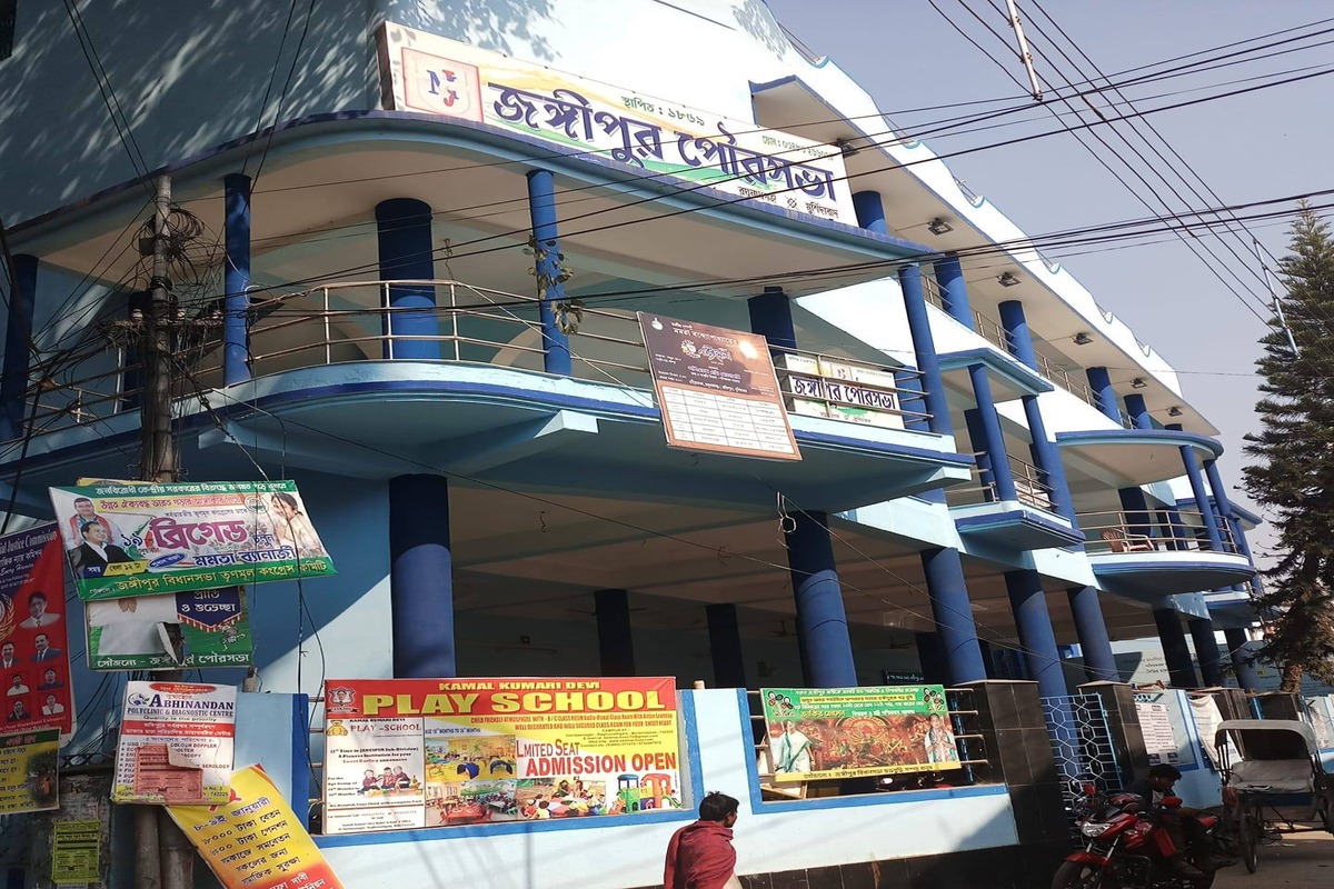 পথ অবরোধে আটকে থেকে অ্যাম্বুলেন্সেই মৃত্যু কিশোরের