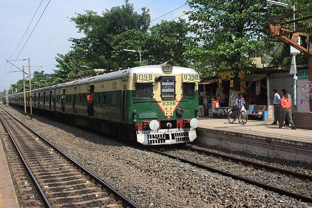 বনগাঁ স্টেশন ঢোকার মুখে লাইনে ফাটল, ব্যাহত ট্রেন চলাচল