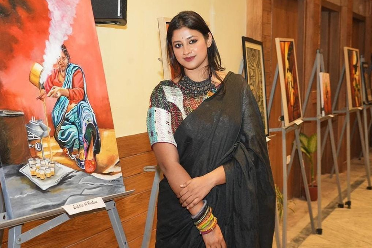 ক্যানভাসে তুলির টানে তাক লাগাচ্ছেন পূর্ব রেলের মহিলা কর্মী
