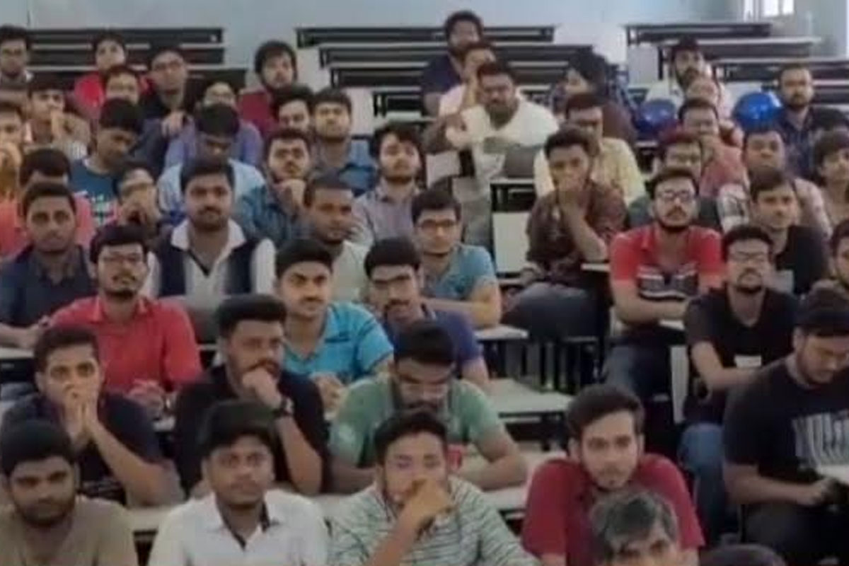 হাসপাতালে তিন চিকিৎসকের প্রবেশ অবৈধ বলে ঘোষণা, ডাক্তারদের আন্দোলনে উত্তাল বর্ধমান