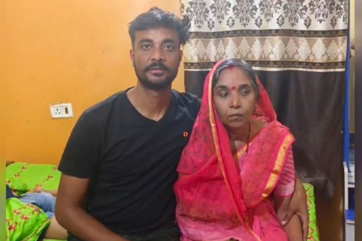 উমার আগমনীতেই ঘরে ফিরল মা