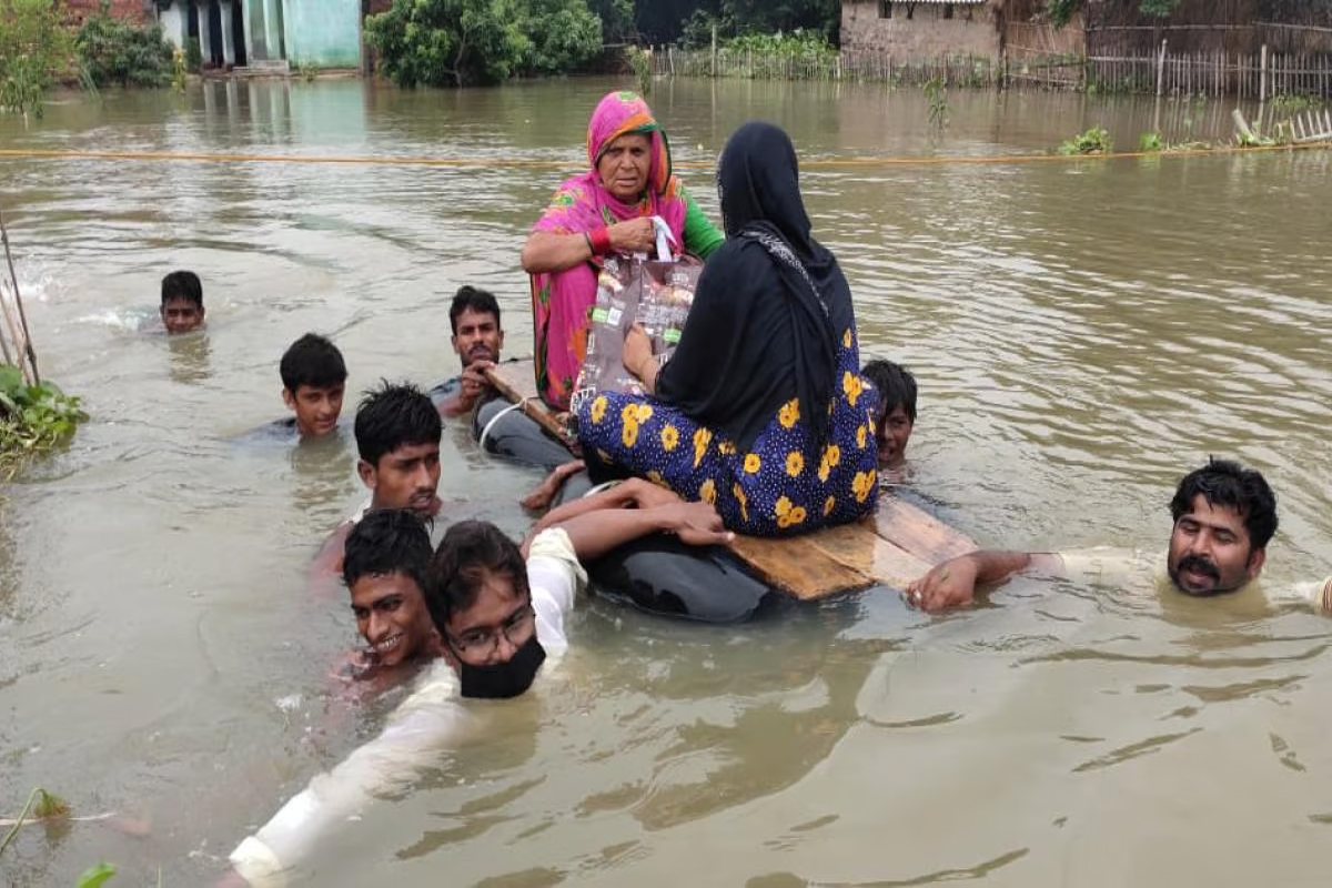 জলমগ্ন রাস্তায় অসুস্থ প্রসূতিকে টিউবে করে নিয়ে যাওয়া হল হাসপাতালে
