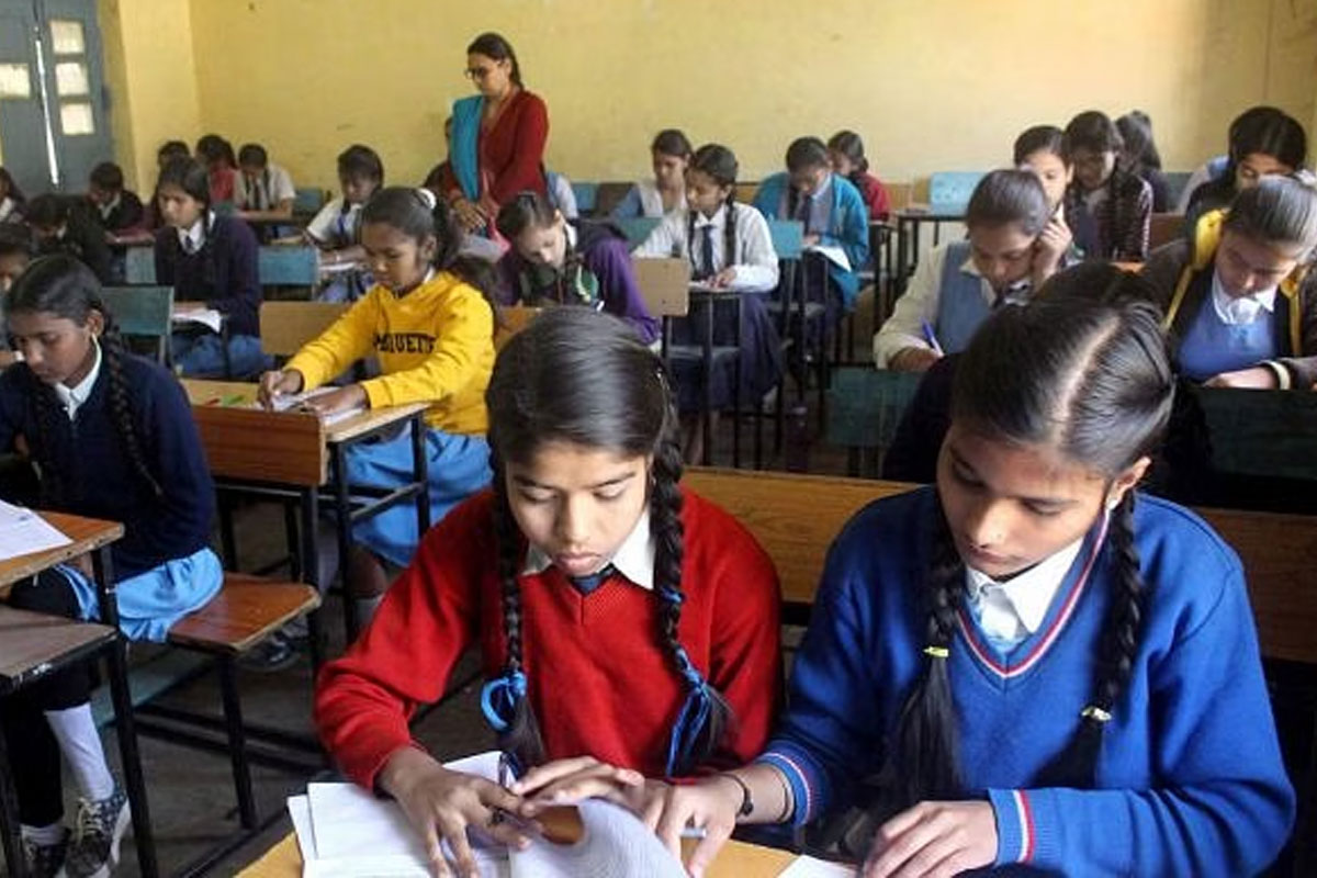 স্কুলের খরচ বাড়ছে, ‘কম্পোজিট গ্র্যান্ট’ চেয়ে শিক্ষা দপ্তরের দ্বারস্থ শিক্ষকরা