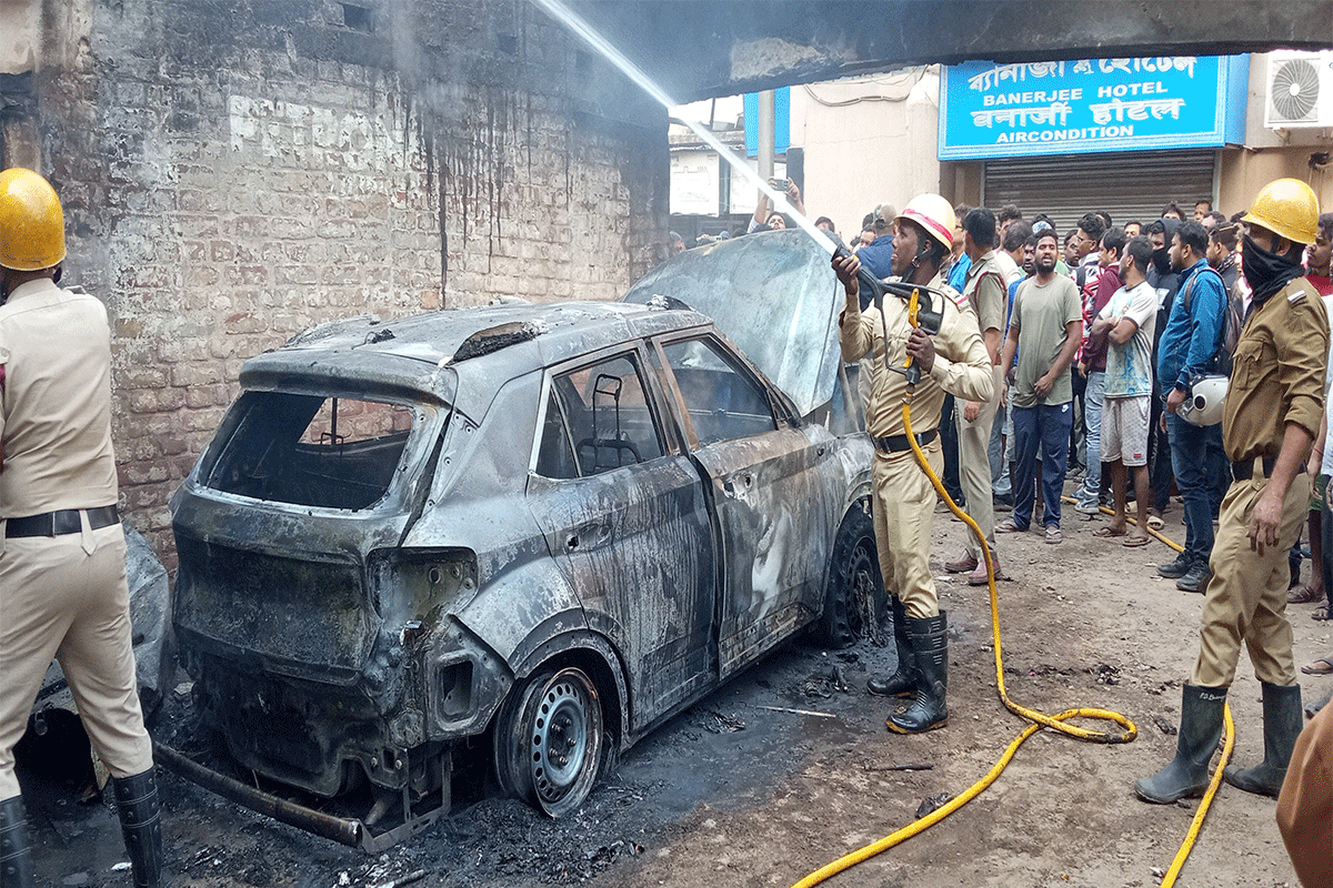 বর্ধমানে ভয়াবহ আগুনে পুড়লো গাড়ি, আহত মহিলা