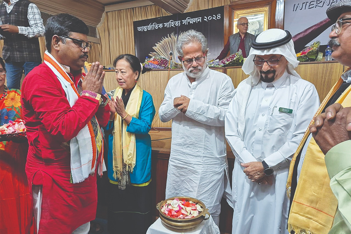 কলকাতা আন্তর্জাতিক সাহিত্য সম্মিলনে সম্মানিত কালীকৃষ্ণ গুহ ও শ্যামল ভট্টাচার্য