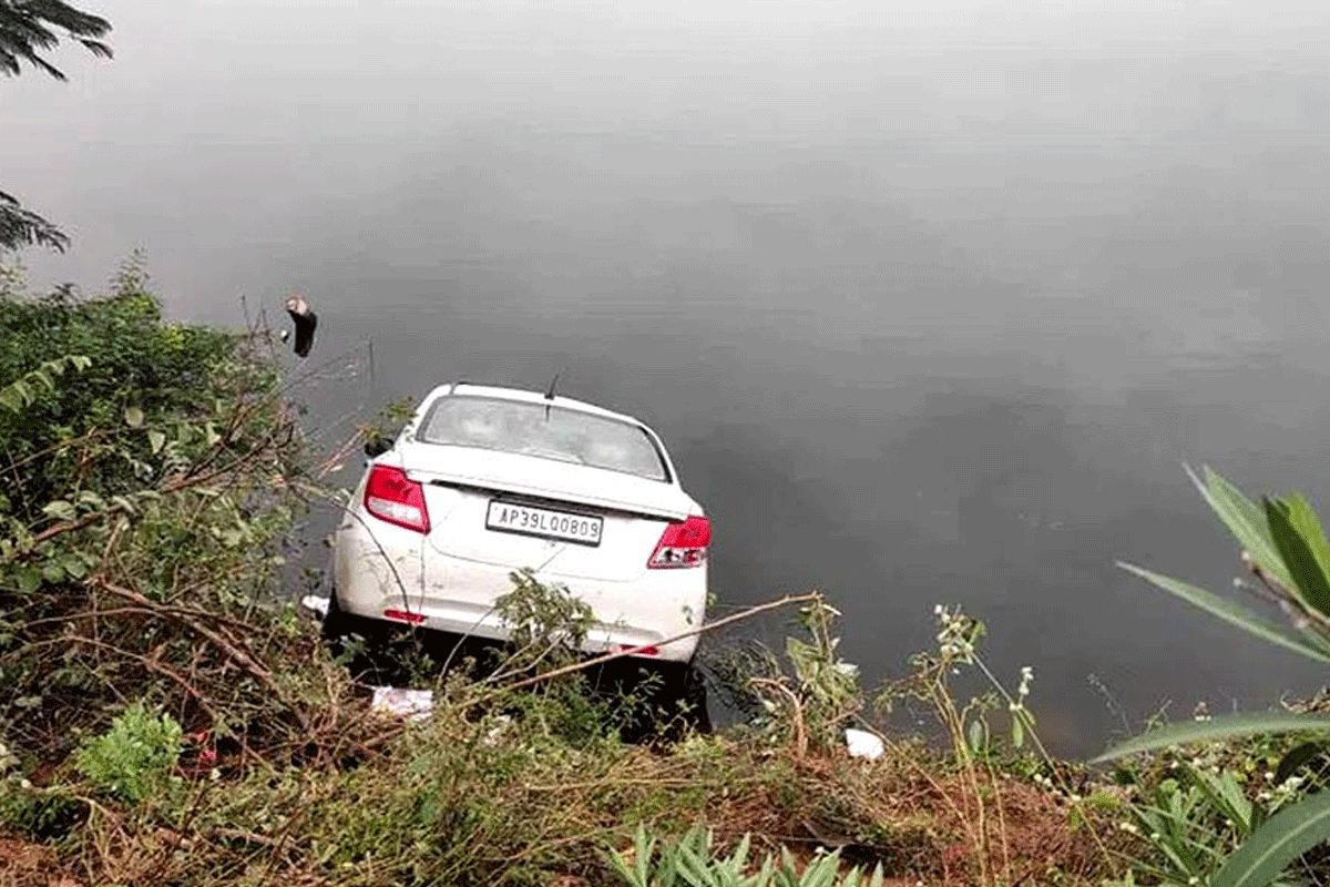 নিয়ন্ত্রণ হারিয়ে হ্রদে গাড়ি, মৃত্যু ৫ বন্ধুর