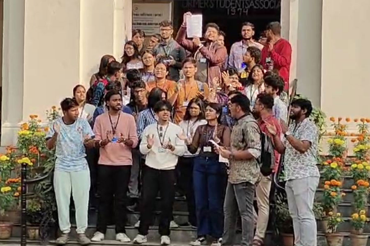 ছাত্রীকে অশ্লীল বার্তা পাঠানোর অভিযোগে সাসপেন্ড স্কটিশচার্চের অধ্যাপক