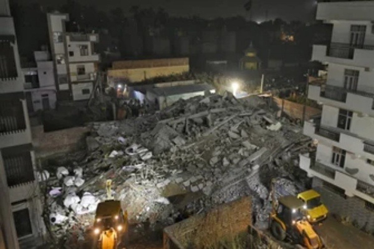 দিল্লিতে ভেঙে পড়ল চারতলা বাড়ি, মৃত দুই
