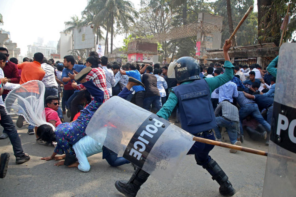 নতুন করে ছাত্র আন্দোলনে রণক্ষেত্র ঢাকা, সংঘর্ষে আহত ১০