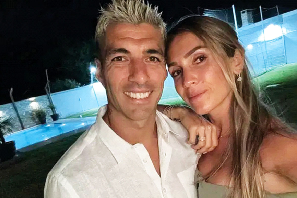 গাছে উঠে আত্মহত্যার চেষ্টা, বুঝিয়ে নামানোর চেষ্টায় সুয়ারেজ