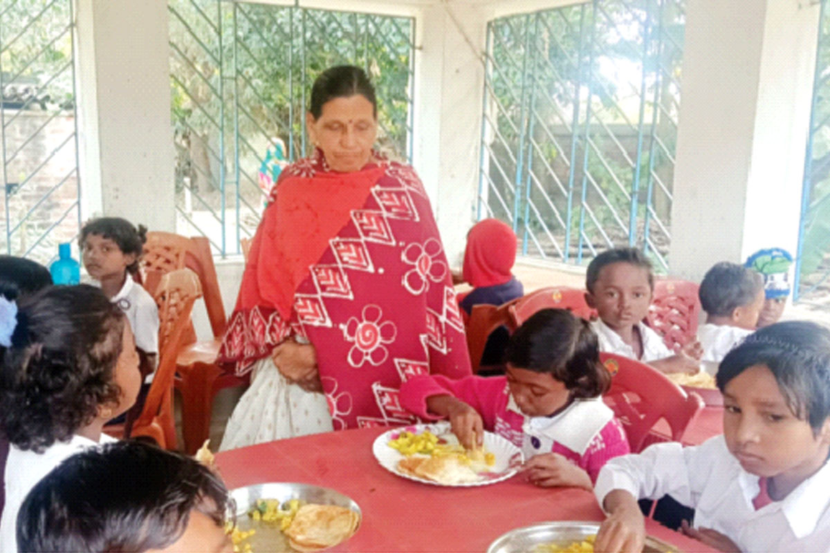 অবসরে পড়ুয়াদের তিথিভোজ শিক্ষিকার