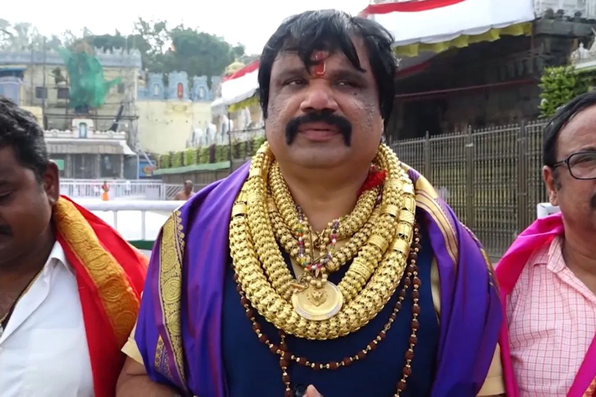 ৫ কেজি সোনা পরে তিরুমালা মন্দিরে পুজো তেলেঙ্গানার ক্রীড়াকর্তার