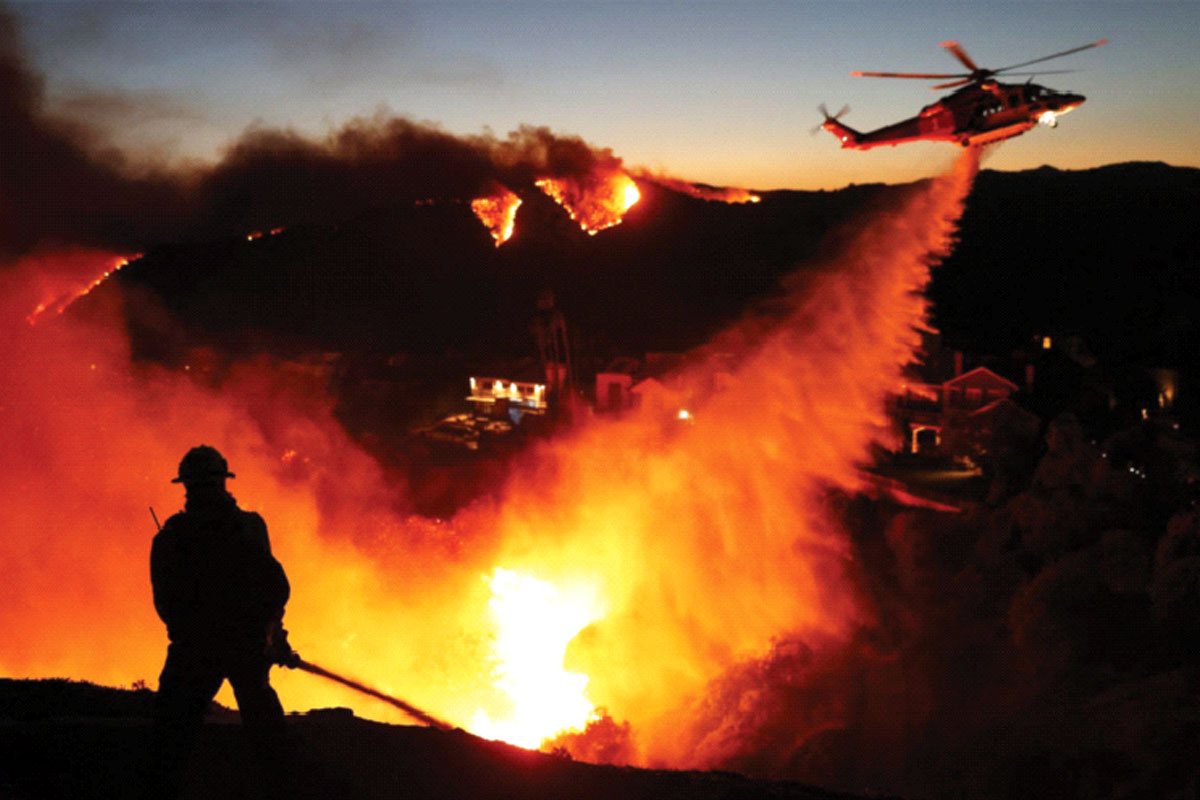 আসছে টর্নেডো, নিয়ন্ত্রণের  বাইরে লস অ্যাঞ্জেলেসের দাবানল