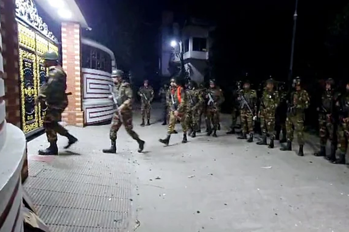 হাসিনা সরকারের মন্ত্রীর বাড়িতে হামলা, স্থানীয়দের মারে জখম ১৫