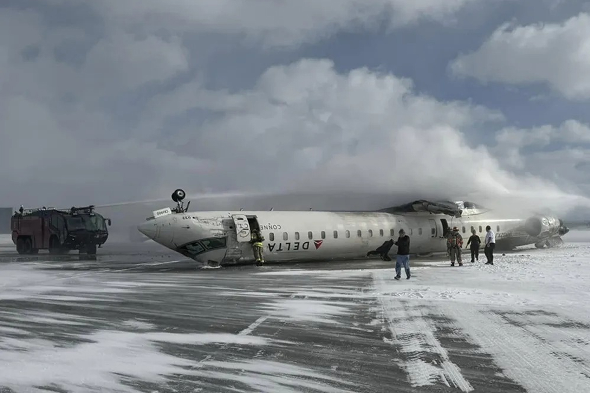 অবতরণের সময় কানাডায় ৮০ যাত্রী-সহ ভেঙে পড়ল বিমান