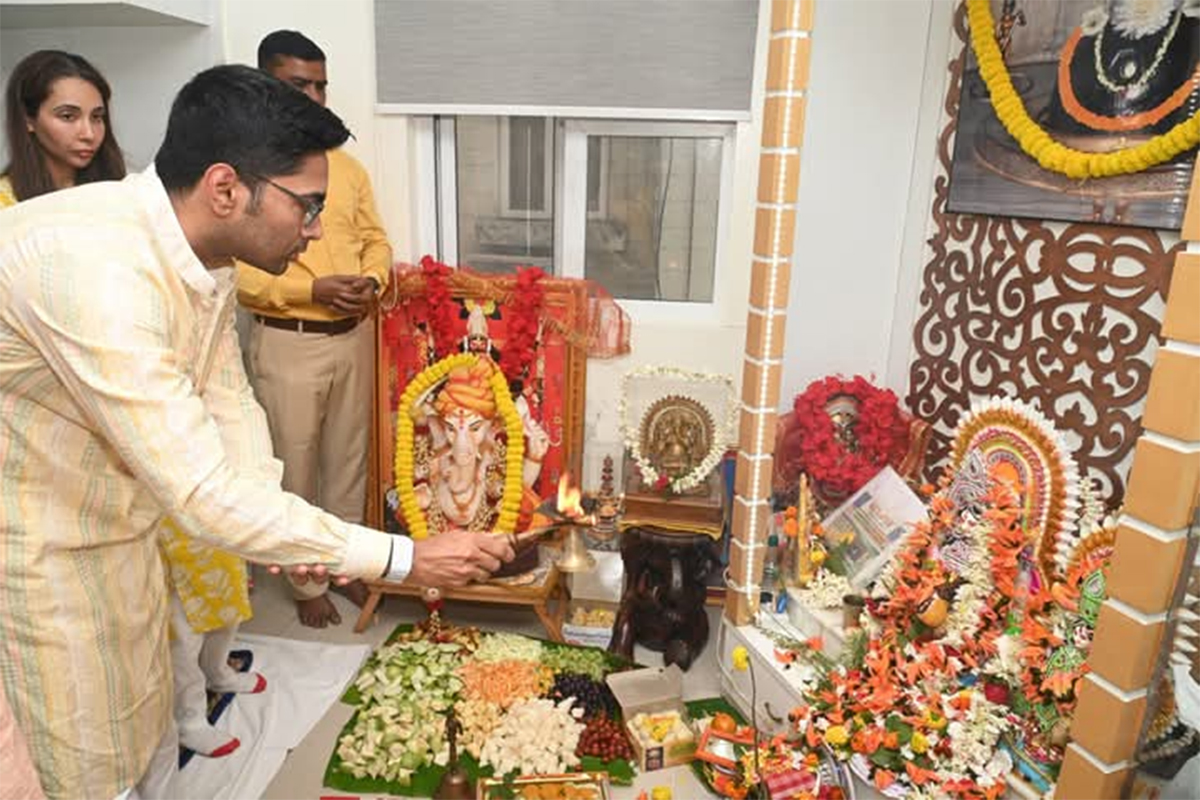 সপরিবারে বাগদেবীর আরাধনায় অভিষেক