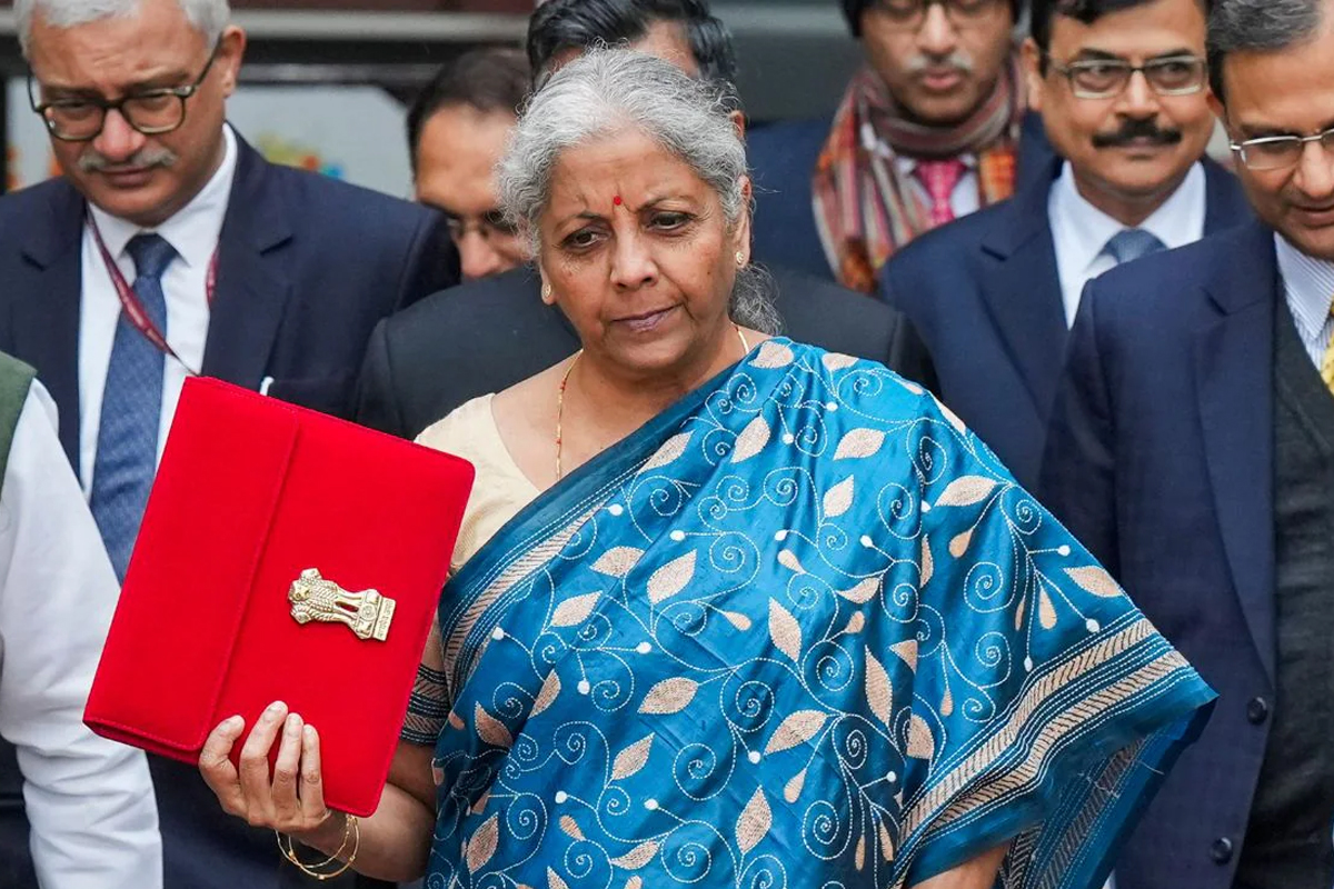 বাজেটে বড় উপহার, ১২ লক্ষ পর্যন্ত আয়ে দিতে হবে না কর