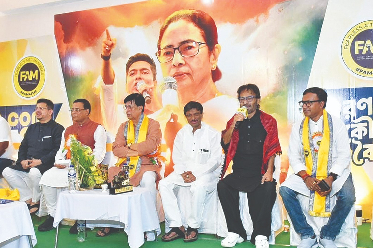 মমতা ‘এবং’ অভিষেক, ‘বনাম’ নয় ফ্যাম-বৈঠকে পরামর্শ বাবুল, দেবাংশুদের