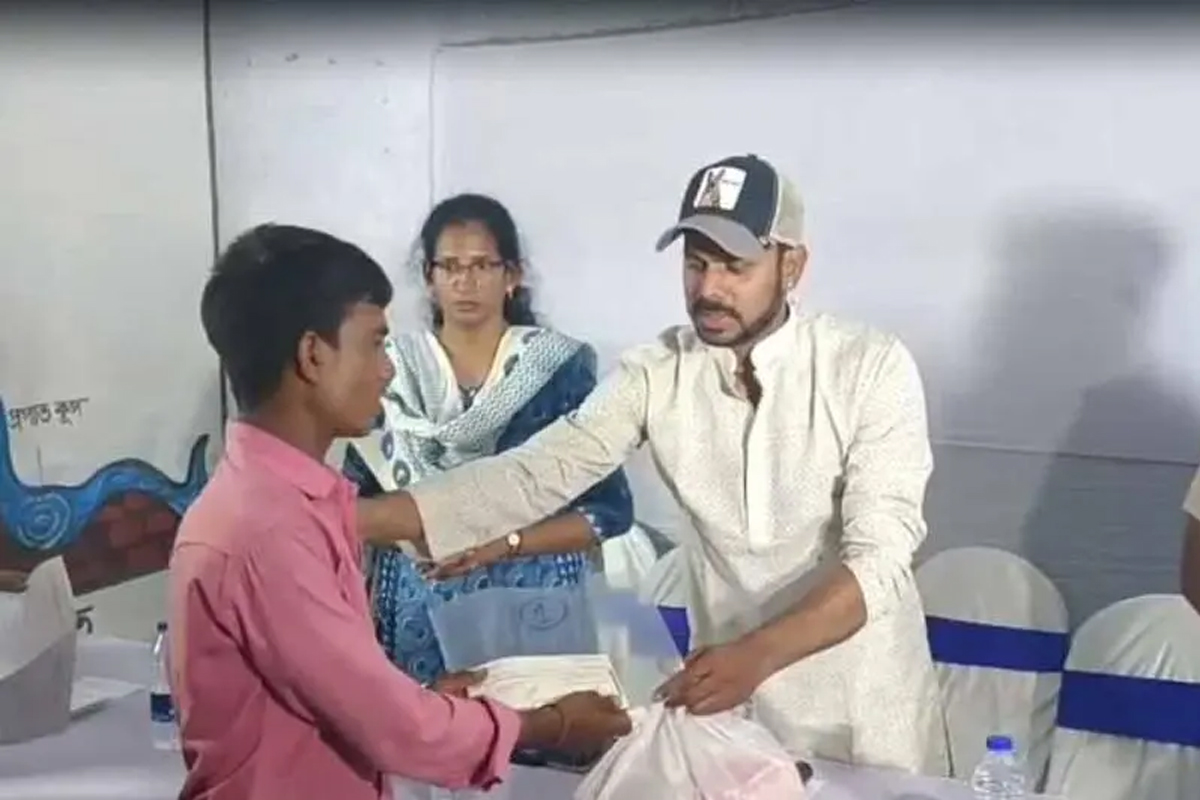 হাওড়ার বেলগাছিয়ার গৃহহীনরা পেলেন ক্ষতিপূরণের চেক