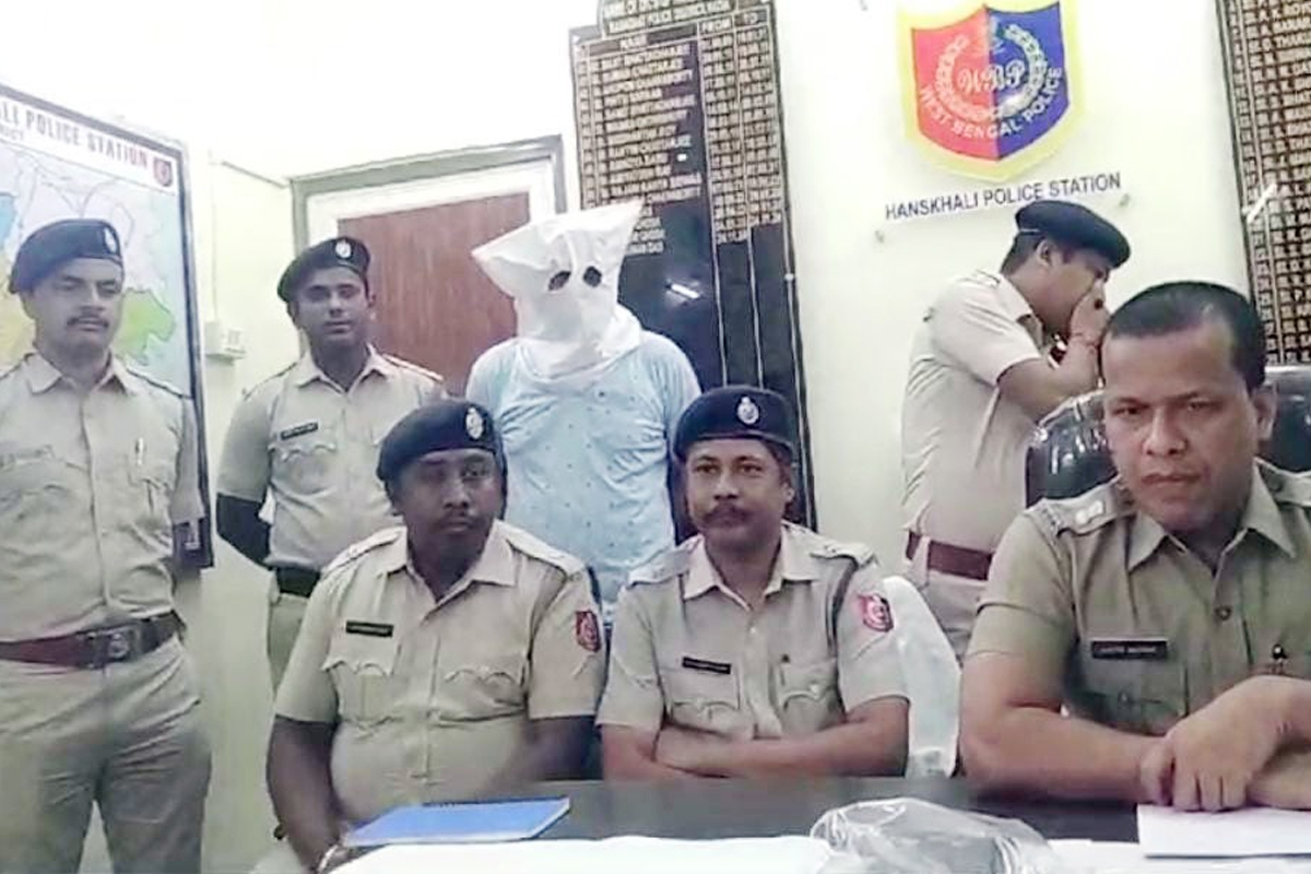 বিপুল পরিমাণ অস্ত্র সহ গ্রেপ্তার ১