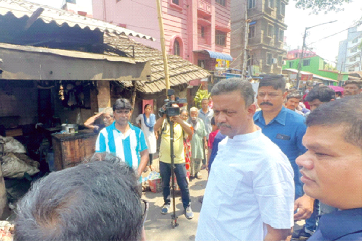 কেওড়াতলায় আগুন, পুড়ে ছাই দোকান, ঘটনাস্থলে মেয়র
