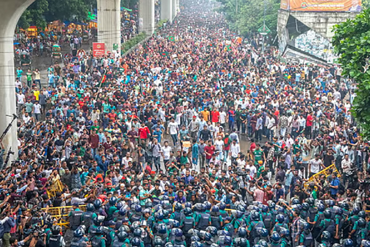 মহিলাদের নিরাপত্তার দাবিতে লাঠি মিছিল ছাত্রীদের