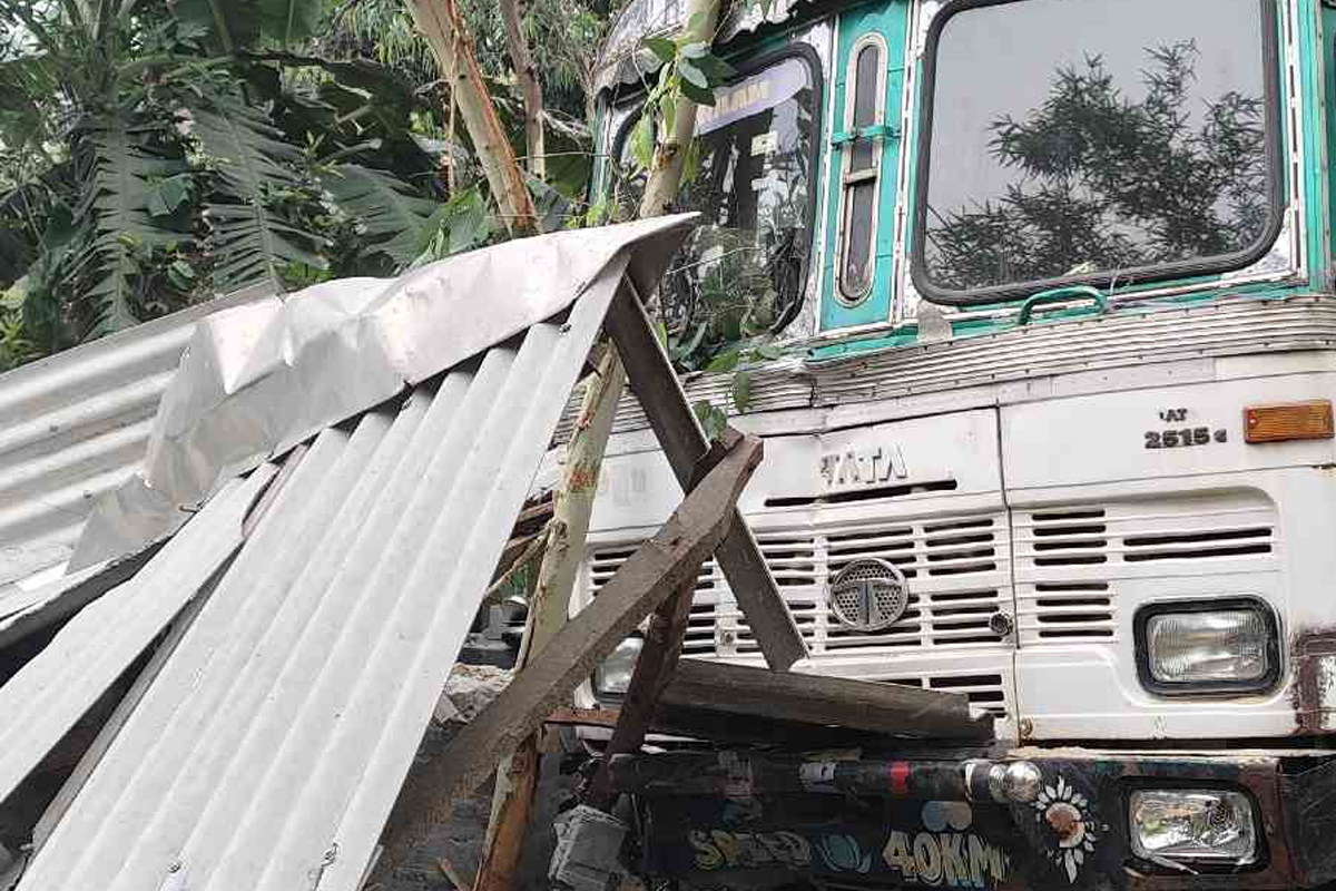 সিমেন্ট বোঝাই গাড়ির ধাক্কায় ভাঙল বাড়ি, আহত এক