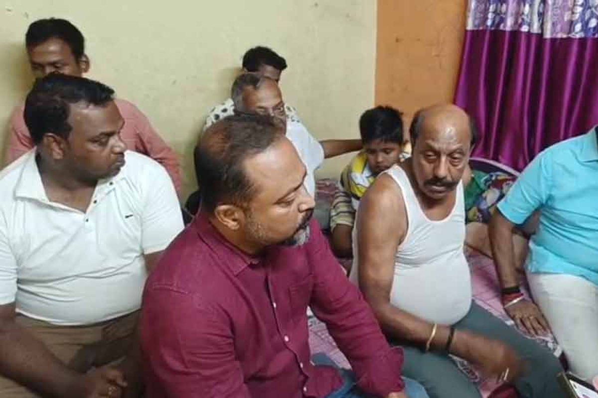 পাকিস্তানে বন্দি বিএসএফ জওয়ানের বাড়িতে তৃণমূল নেতৃত্ব