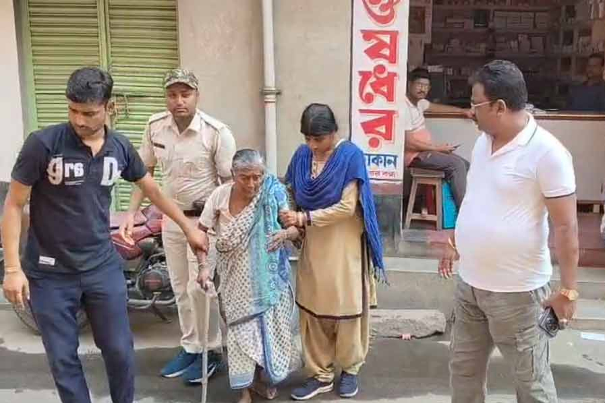 বৃদ্ধার অস্ত্রোপচারের দায়িত্ব নিলেন কান্দি থানার আইসি