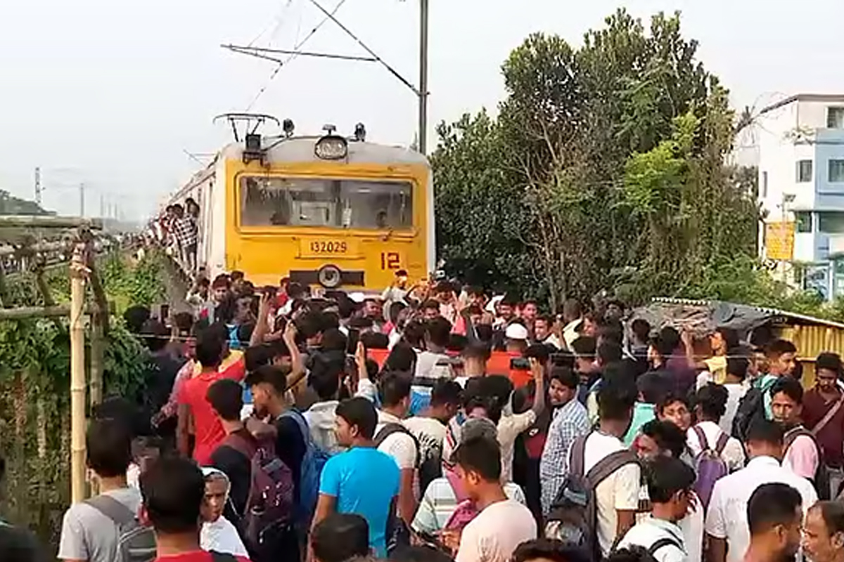 ফের অবরোধ, শিয়ালদহ দক্ষিণ শাখায় ব্যাহত ট্রেন চলাচল