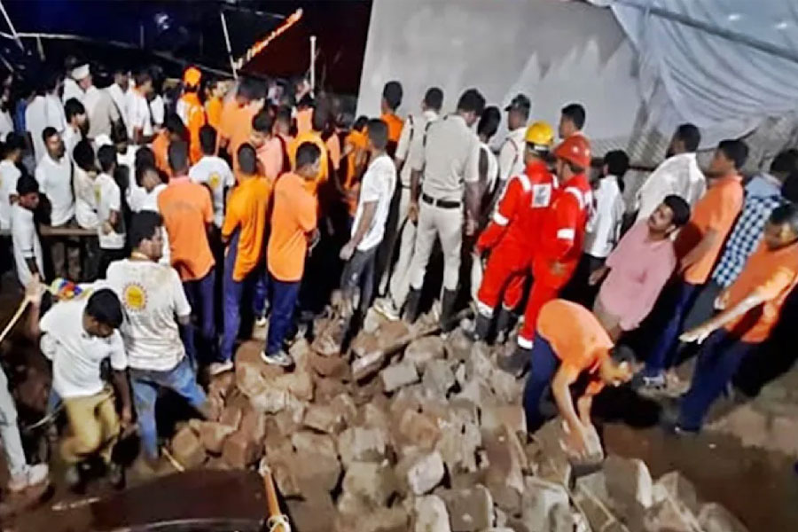 বিশাখাপত্তনম মন্দিরের দেওয়াল ভেঙে মৃত ৯, জখম বহু