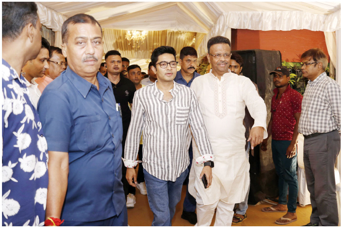 ইদে ফিরহাদের বাড়িতে অভিষেক