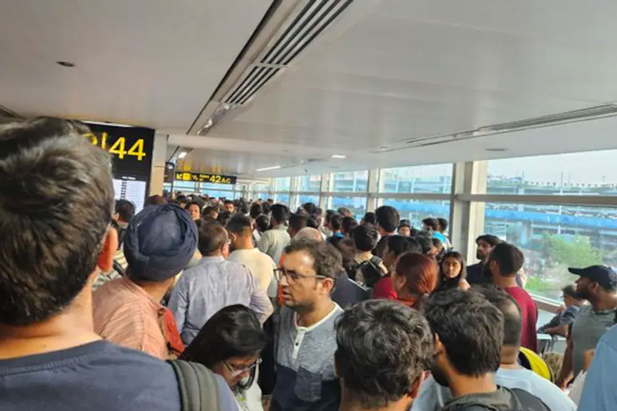 উড়ানে বিলম্ব, ক্ষুব্ধ যাত্রীদের ভিড়, পদপিষ্ট অবস্থা দিল্লি বিমানবন্দরে