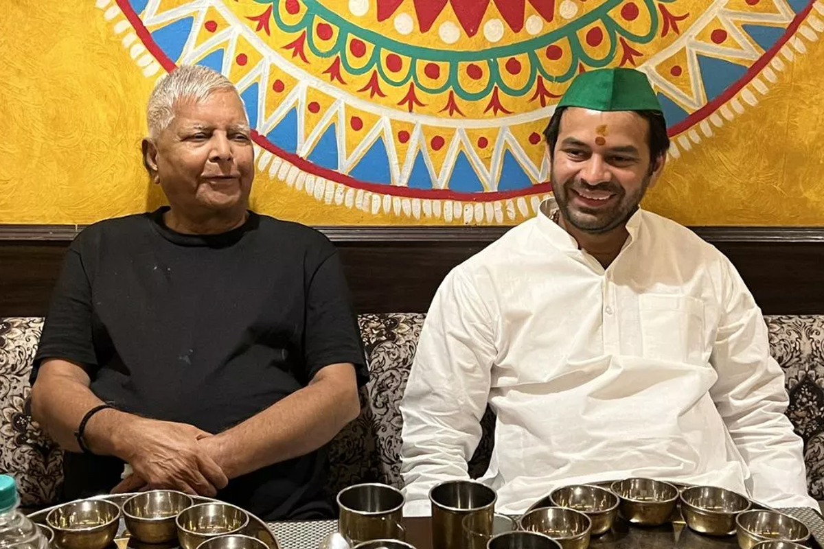 লালু-রাবড়িকে ‘পৃথিবী’ সম্বোধন করে বার্তা তেজপ্রতাপের, ভাইকে তোপ