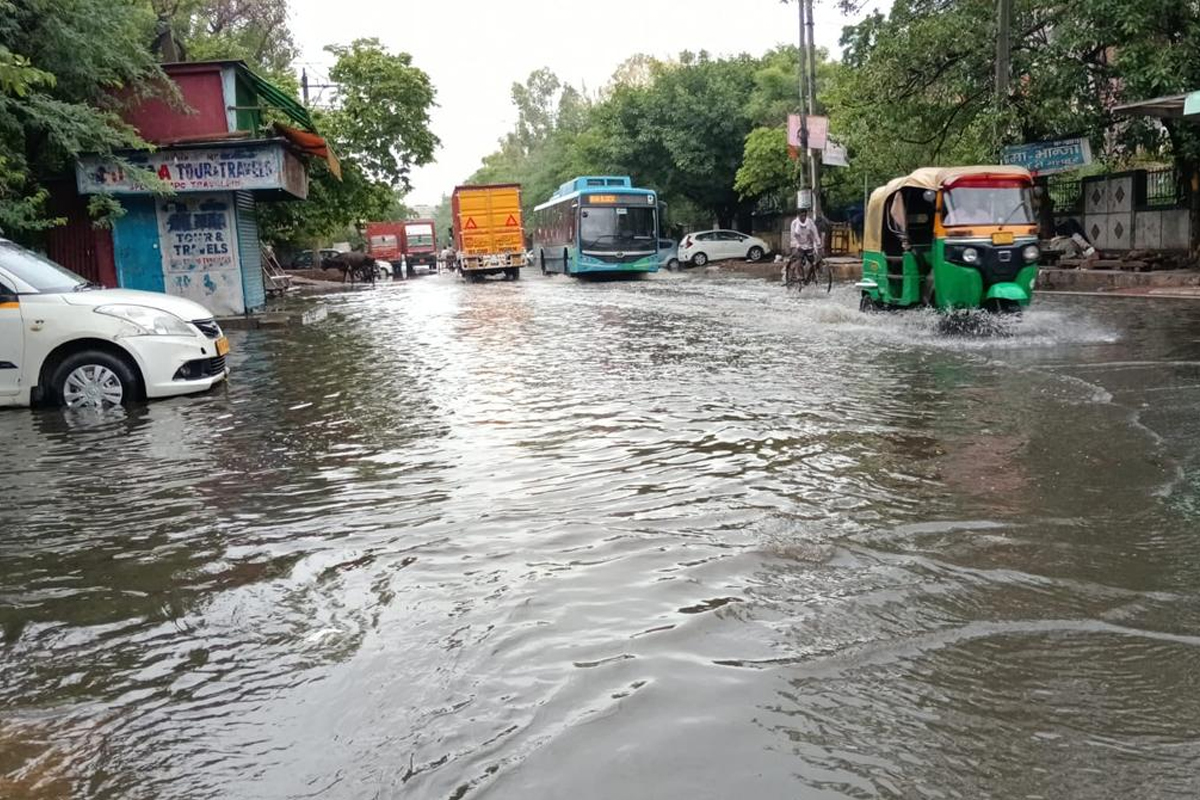প্রবল বৃষ্টিতে জলমগ্ন দিল্লি, ব্যাহত উড়ান পরিষেবা