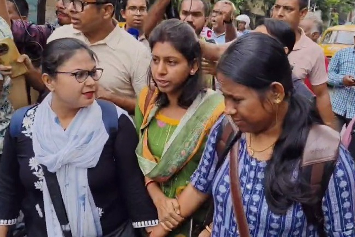বিনা অনুমতিতে মুখ্যমন্ত্রীর বাড়ির সামনে চাকরিহারারা, বাধা পুলিশের