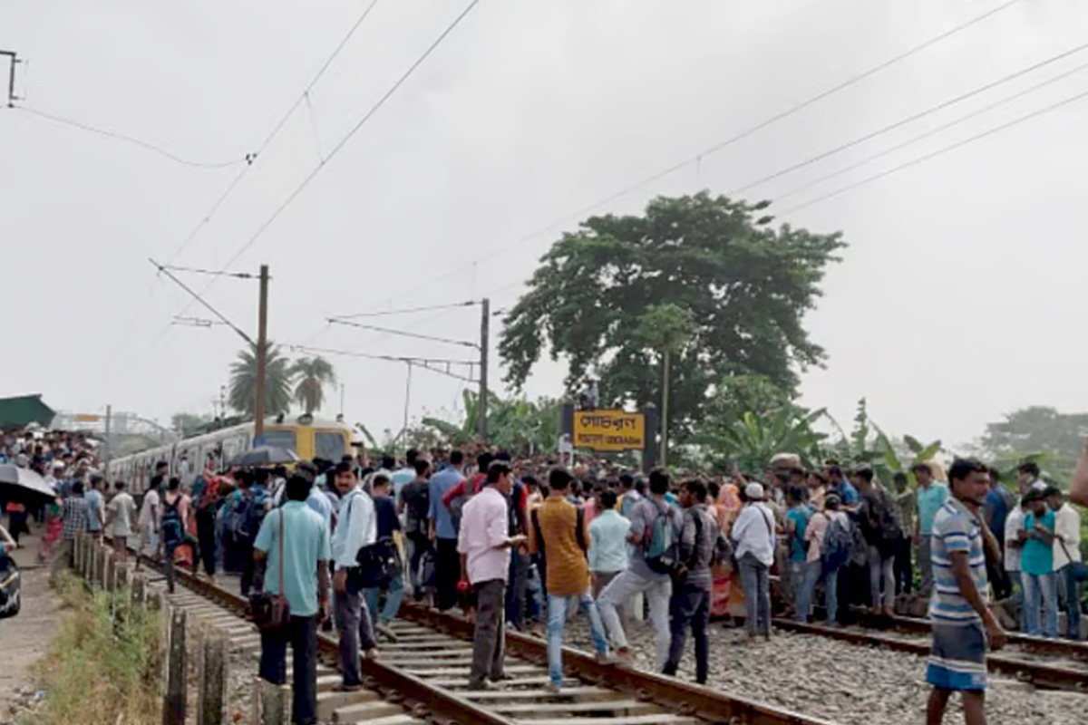 লক্ষ্মীকান্তপুর শাখায় আড়াই ঘণ্টা ট্রেন অবরোধ