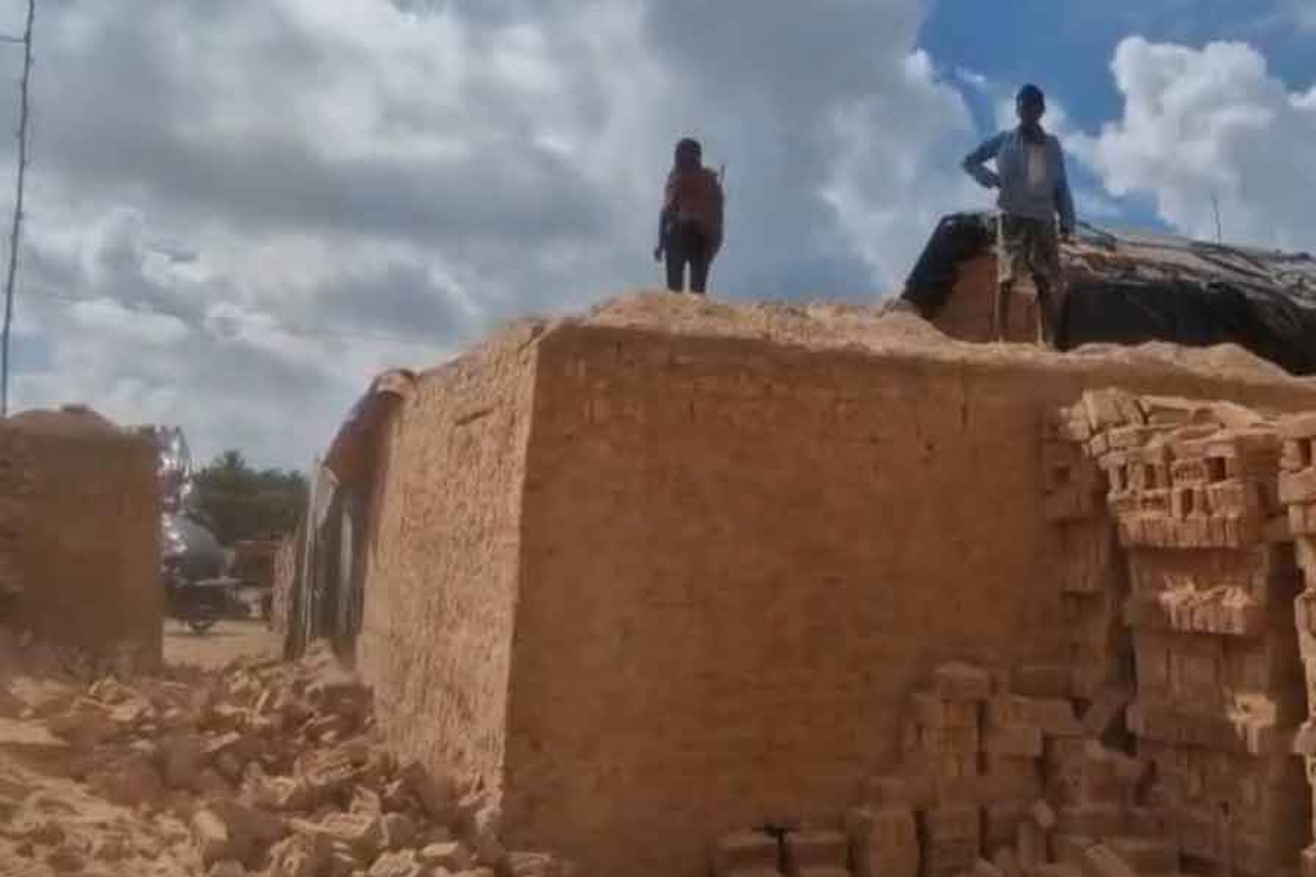 ইটের পাঁজা ভেঙে মৃত শ্রমিক, আহত ৪